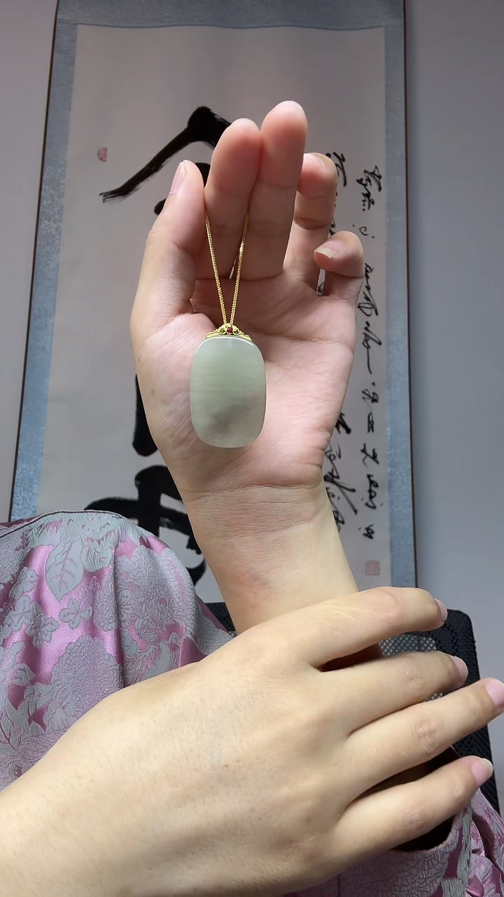 和田玉18K金镶嵌吊坠(不含链)高约卡37宽约卡24 厚约卡5