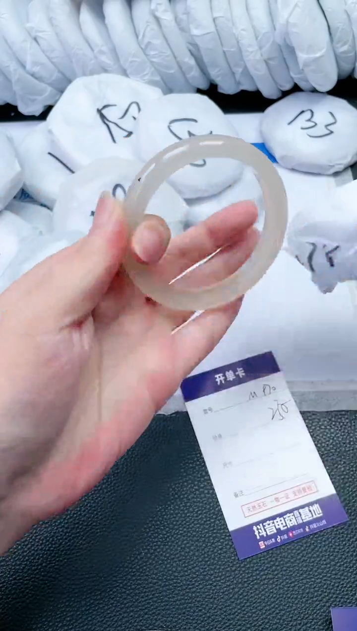 【闪购商品】石英质玉手镯未镶嵌M970