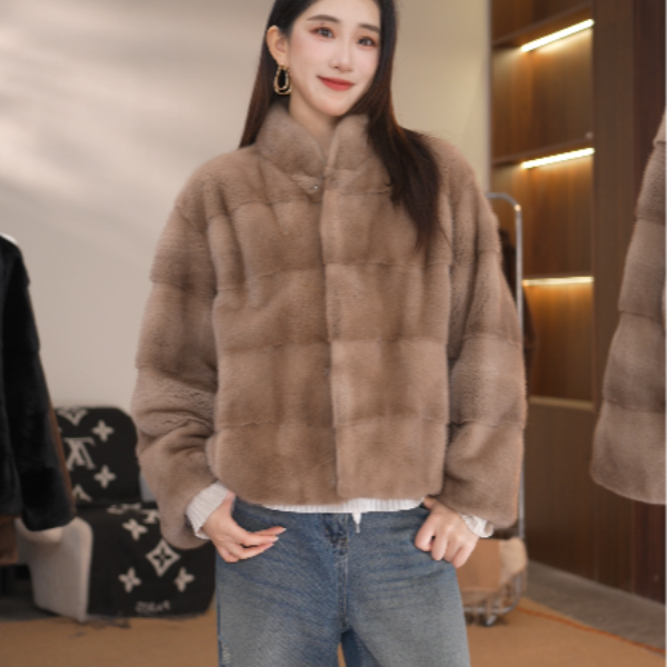 【丹妮】25133新款女士立领横排时尚紫金短二休闲减龄水貂外套