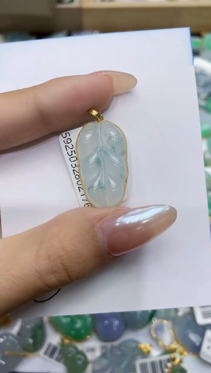 翡翠18K金镶嵌颈饰111111111111