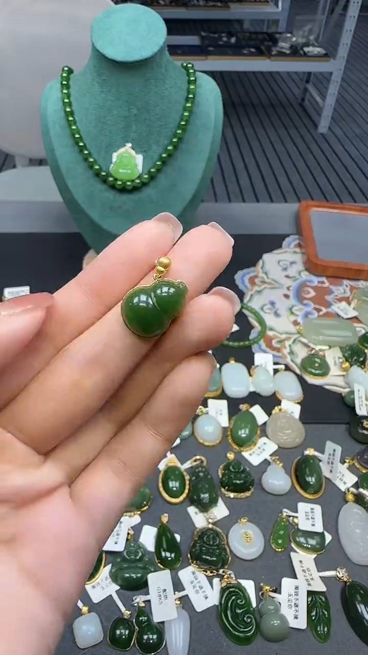 18K金镶嵌和田玉挂件1