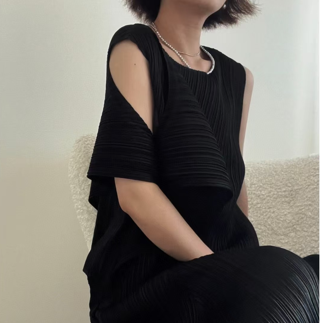 宽松型百搭小众背心黑色时尚无袖夏季显瘦简约褶皱纯色女上衣新款