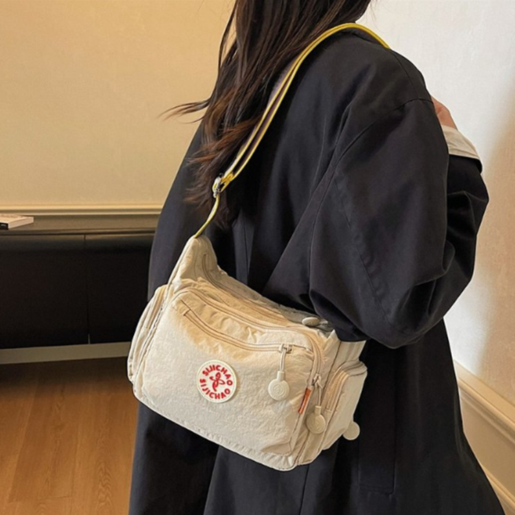 2025秋冬软料耐磨手感斜挎包小众复古软包女包字母夏季简约风休闲