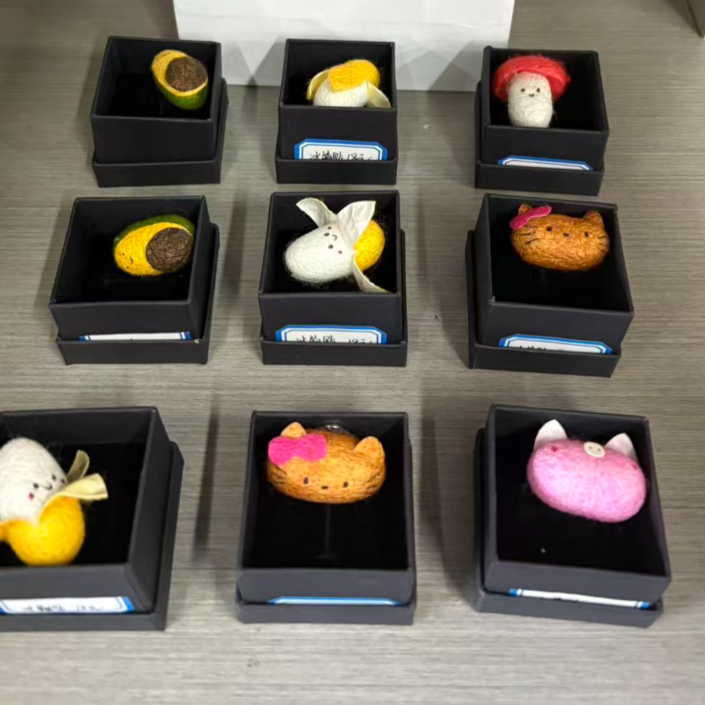 手工艺品蚕茧娃娃