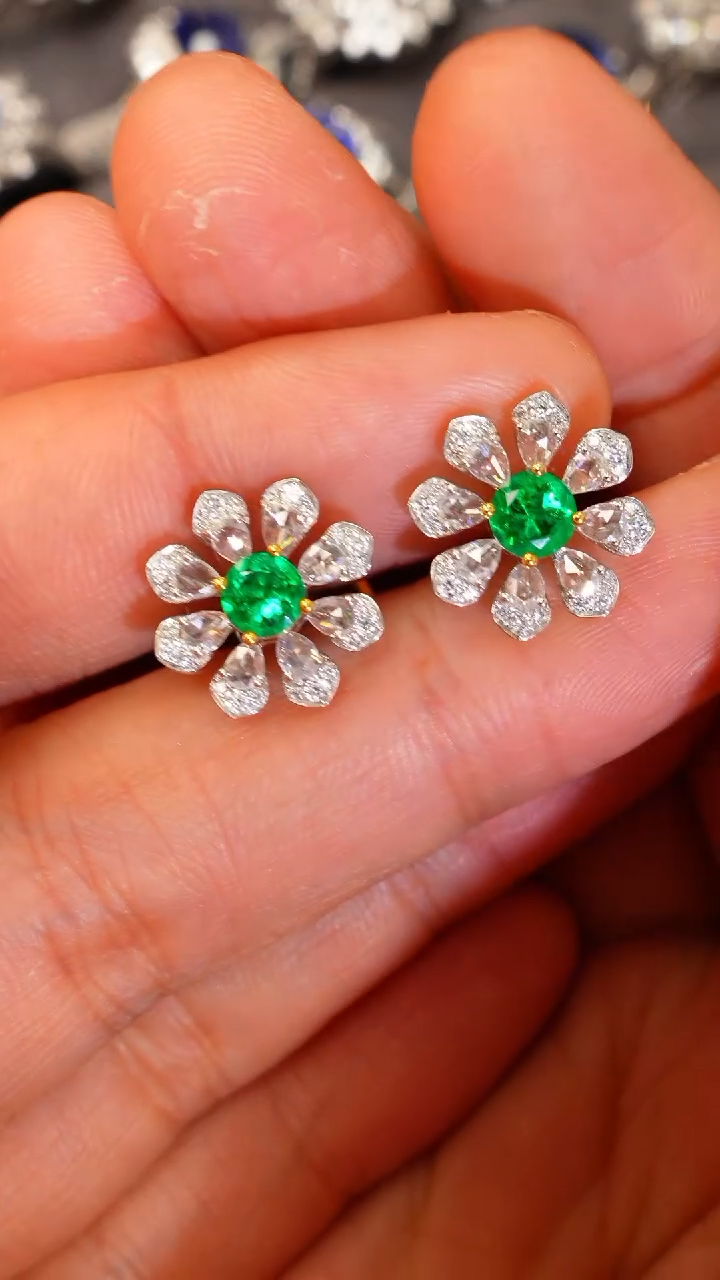 【闪购商品】祖母绿耳钉18K金镶嵌.