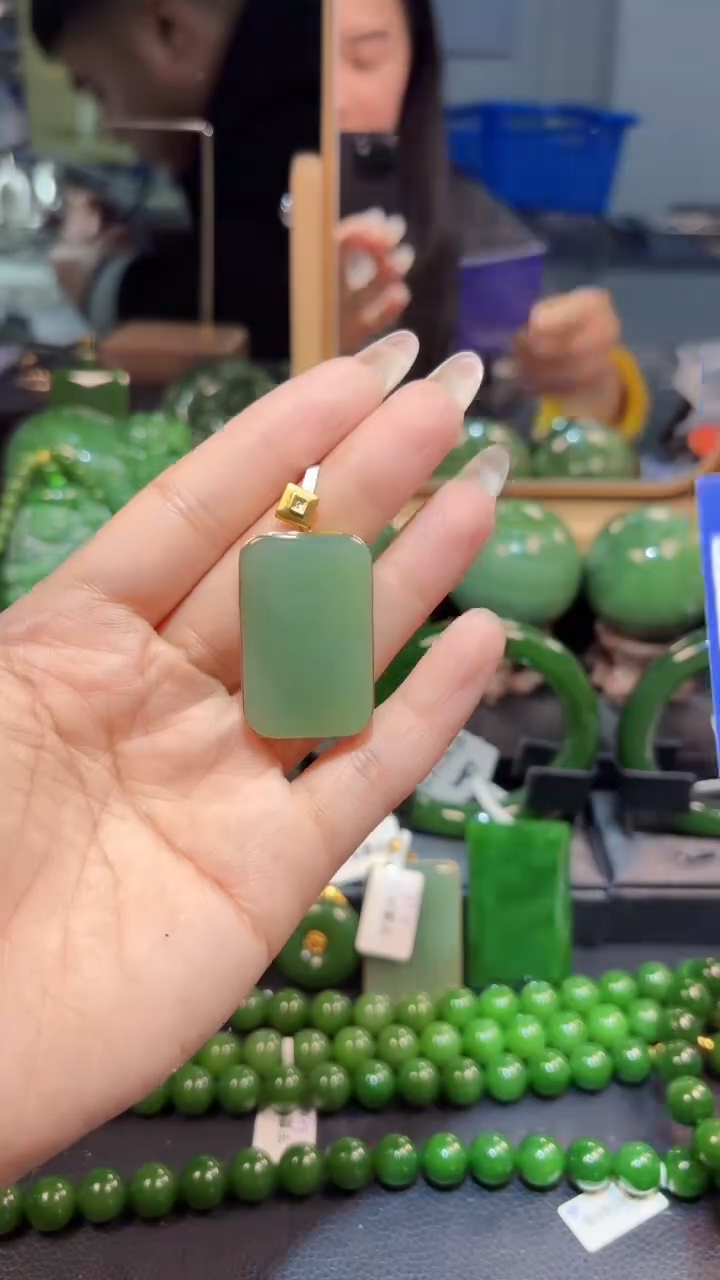 【闪购商品】和田玉（碧玉）吊坠(赠链)18K金镶嵌1