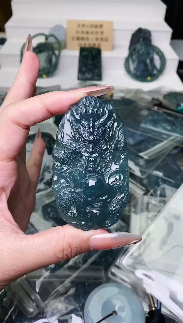 颈饰未镶嵌翡翠 