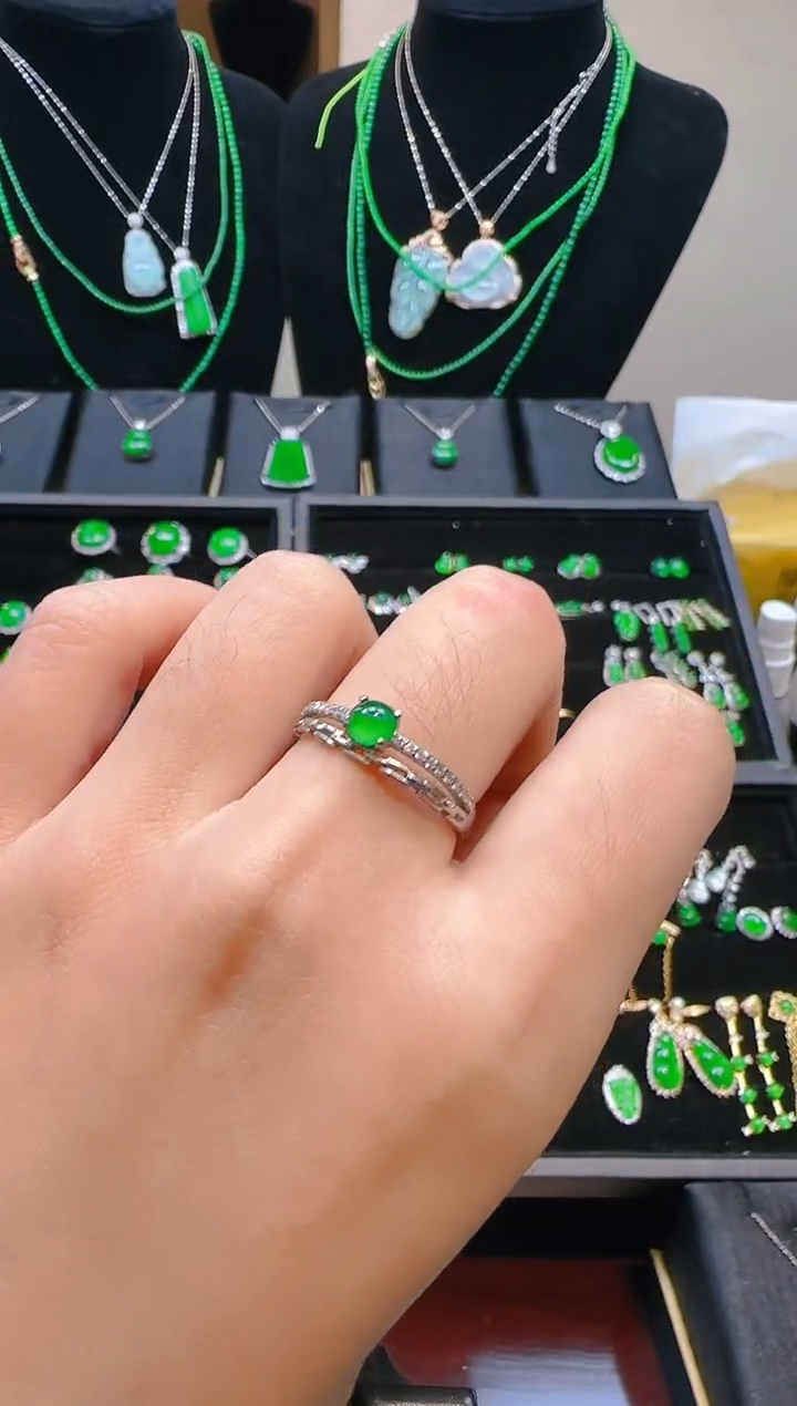 颈饰银S925镶嵌翡翠蛋面耳钉