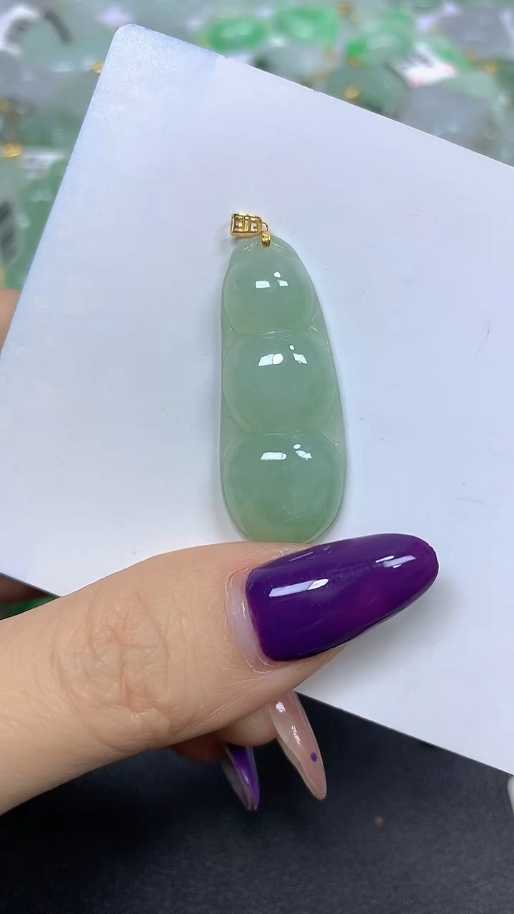 颈饰18K金镶嵌翡翠 