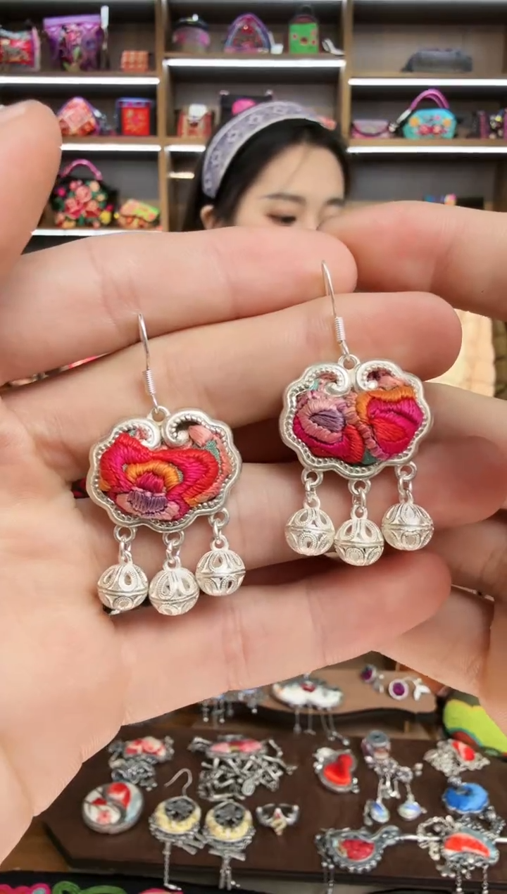 【闪购商品】织绣202蒙阿苏苗绣传承