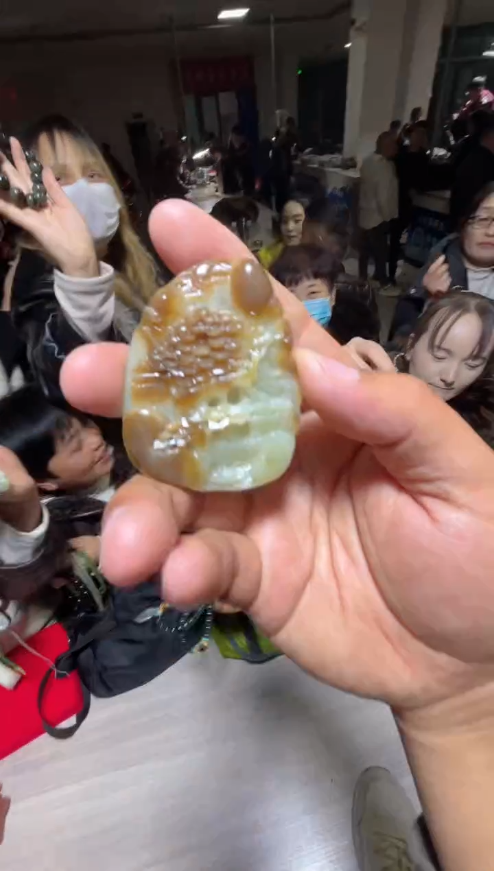 未镶嵌和田玉（糖玉）挂件和田玉