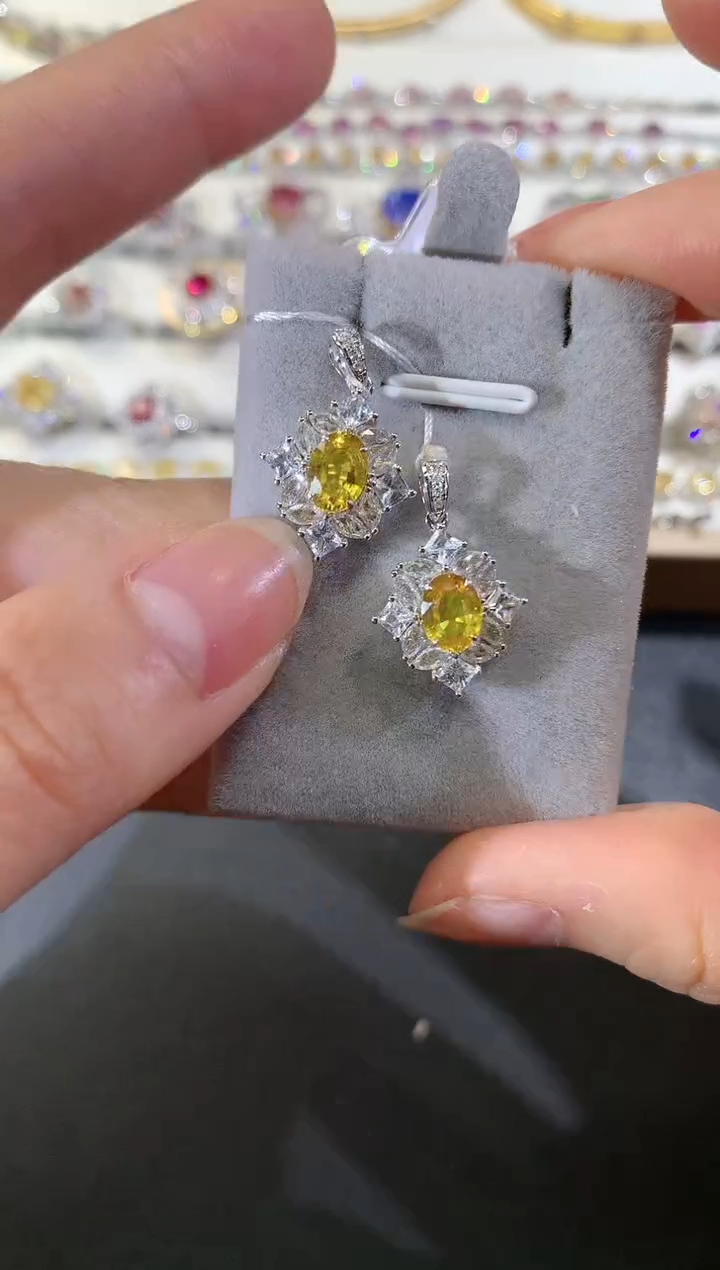 【闪购商品】彩色蓝宝石吊坠18K金镶嵌多样性发其一R390|2500