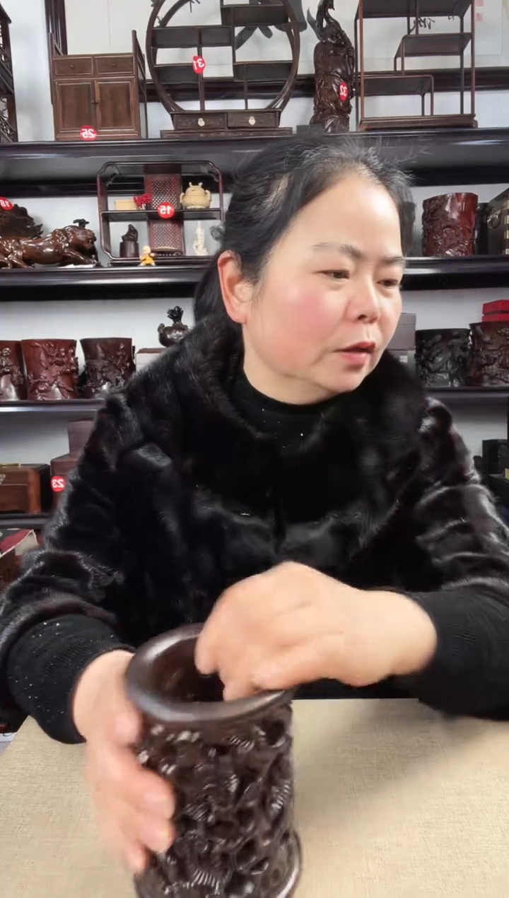 木灵芝笔筒老李红木工艺品