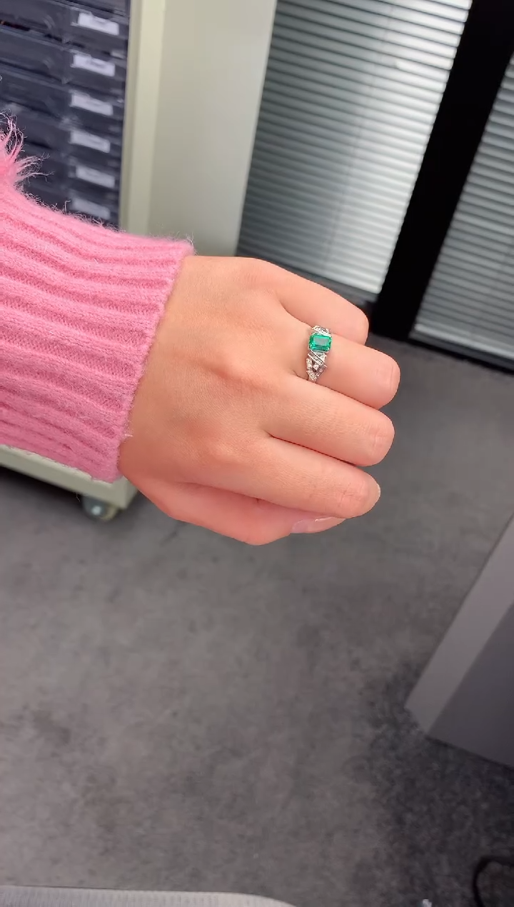 【闪购商品】祖母绿戒指18K金镶嵌81分祖母绿