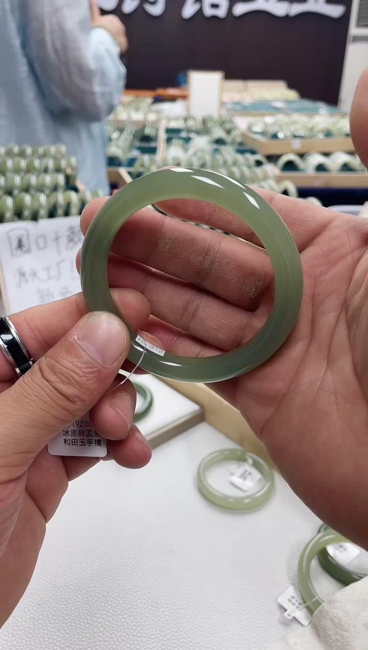 和田玉手镯未镶嵌和田玉手镯