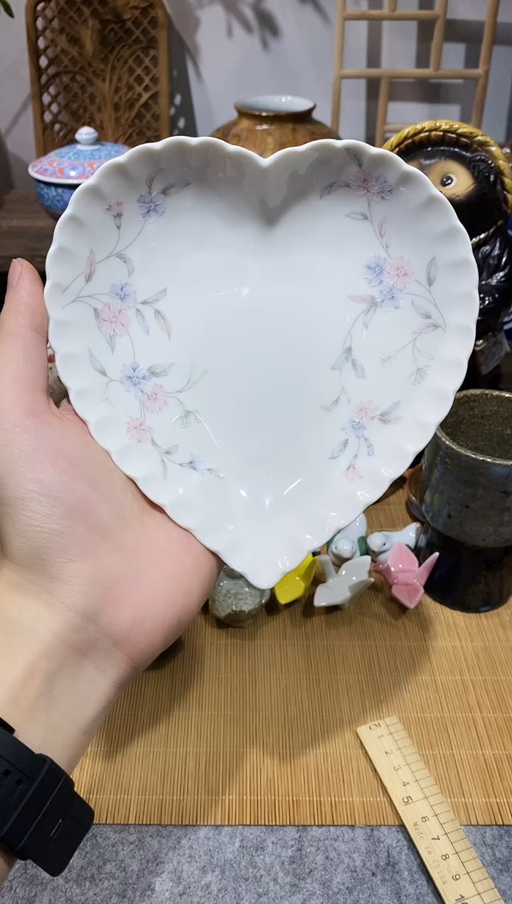 瓷片粉色心形点心碟