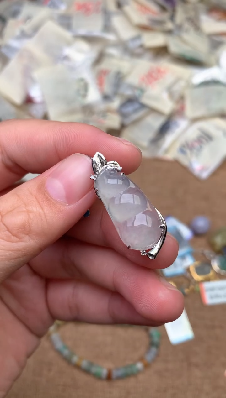 18K金镶嵌挂件翡翠一