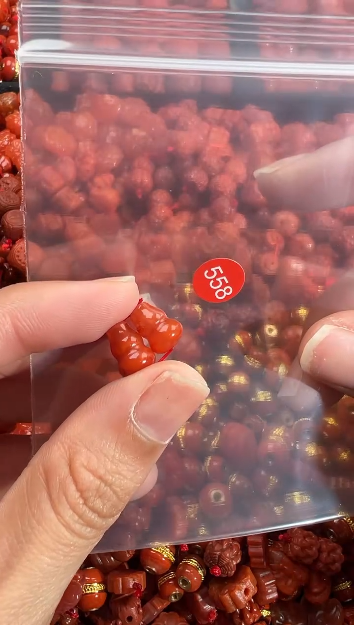 南红玛瑙未镶嵌颈饰1