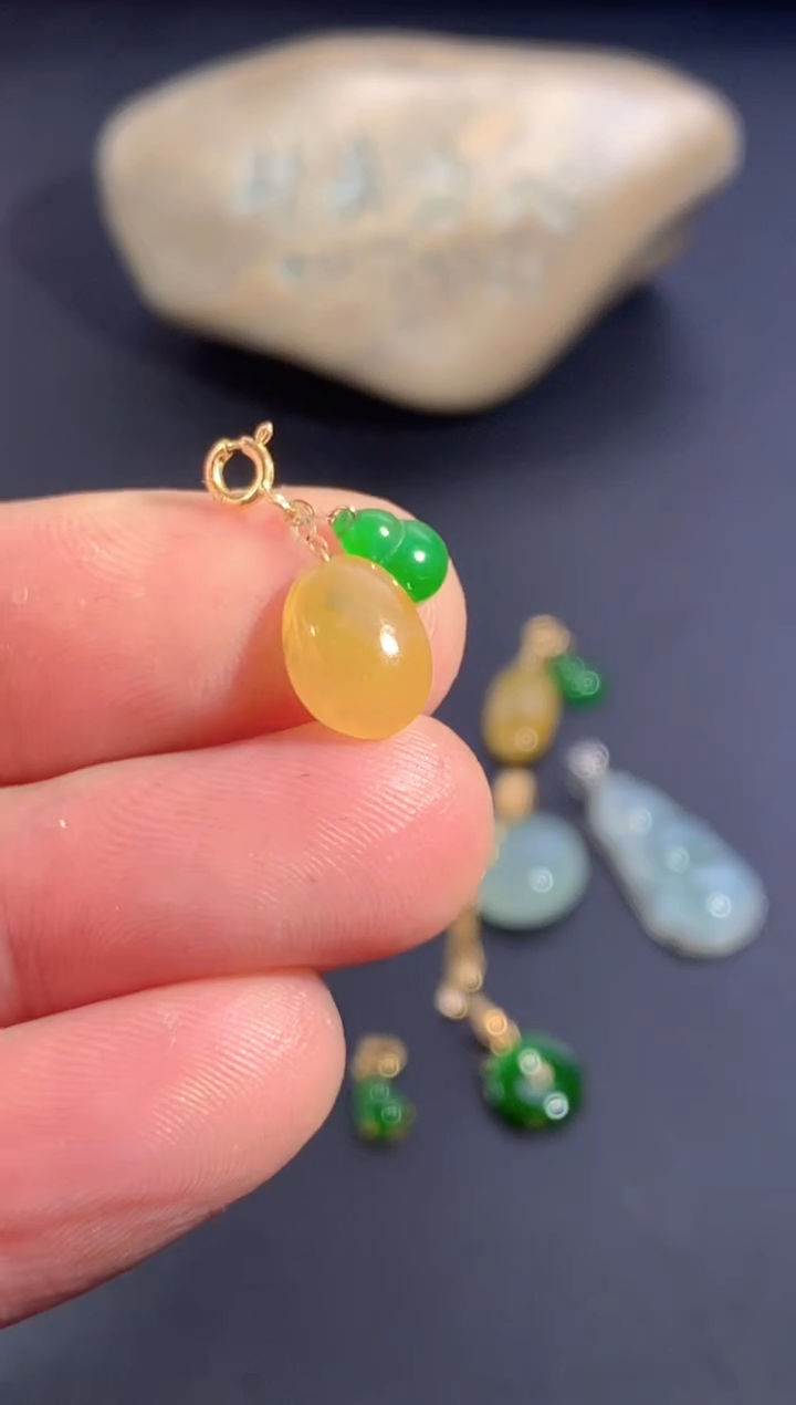 颈饰18K金镶嵌翡翠       