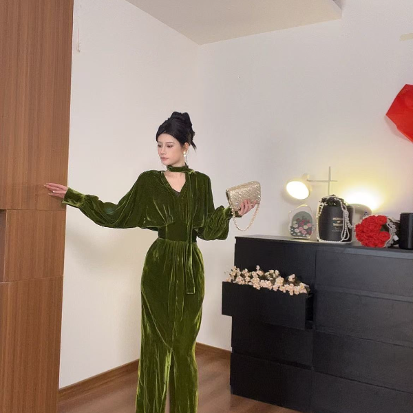 【天姐家】法式飘带V领连衣裙秋冬季赫本风黑色开叉长裙STTYN407369