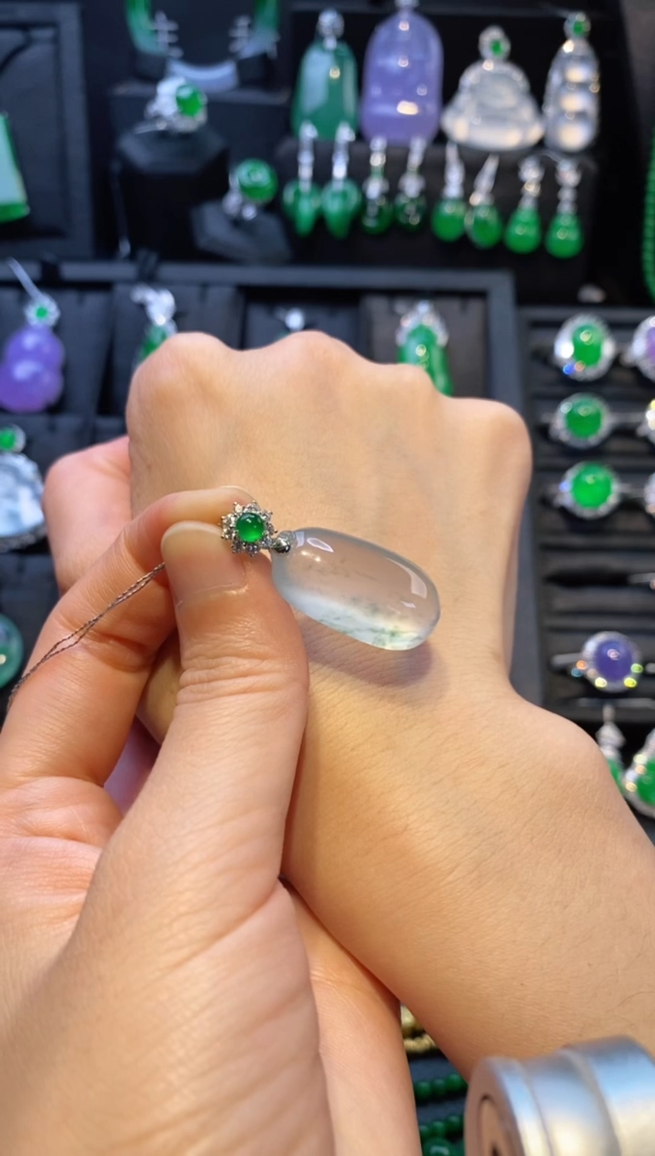 【闪购商品】翡翠颈饰18K金镶嵌福瓜吊坠4010309