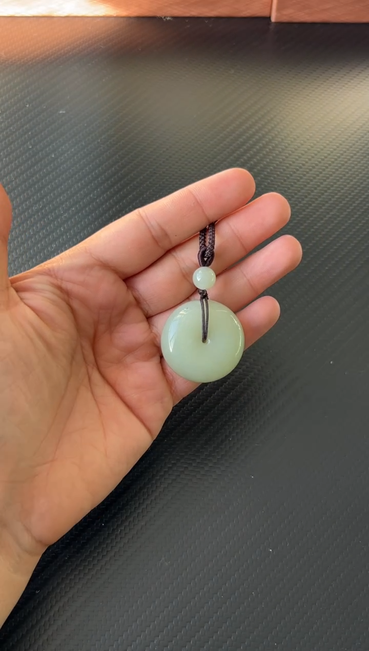 吊坠(赠链)未镶嵌和田玉且末微色差迪克兰二细平安扣mk