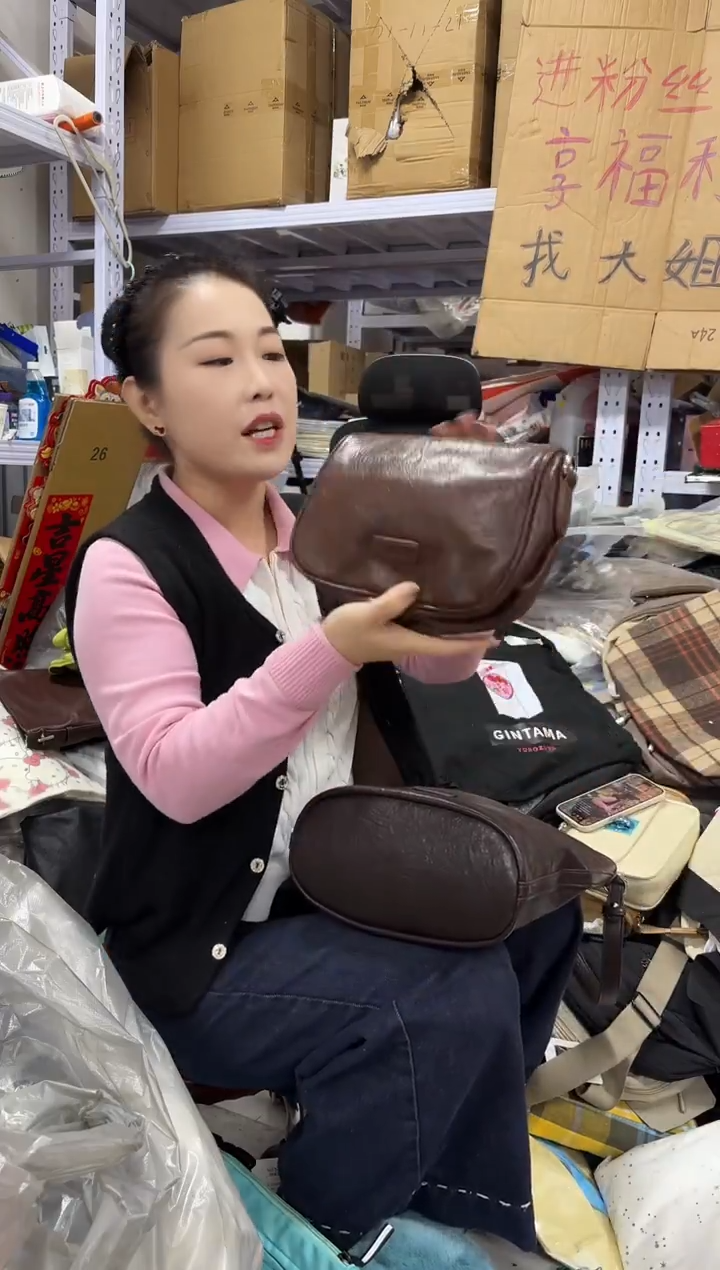 PVC点点小红心 没关注的关注一下主播