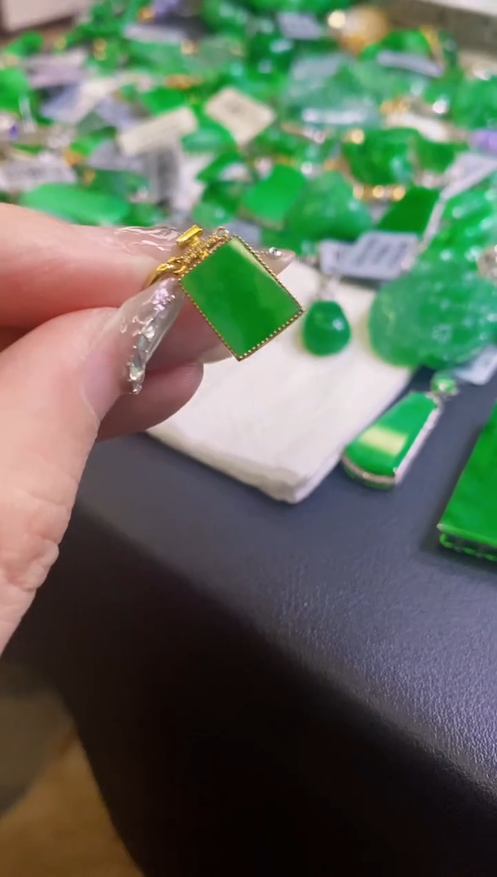 【闪购商品】定制翡翠18K金镶嵌吊坠