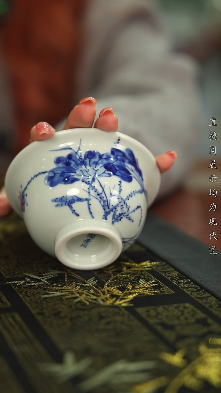 杯子瓷青花釉下“荷花”压手杯