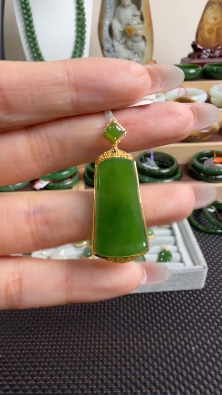 颈饰18K金镶嵌和田玉挂件