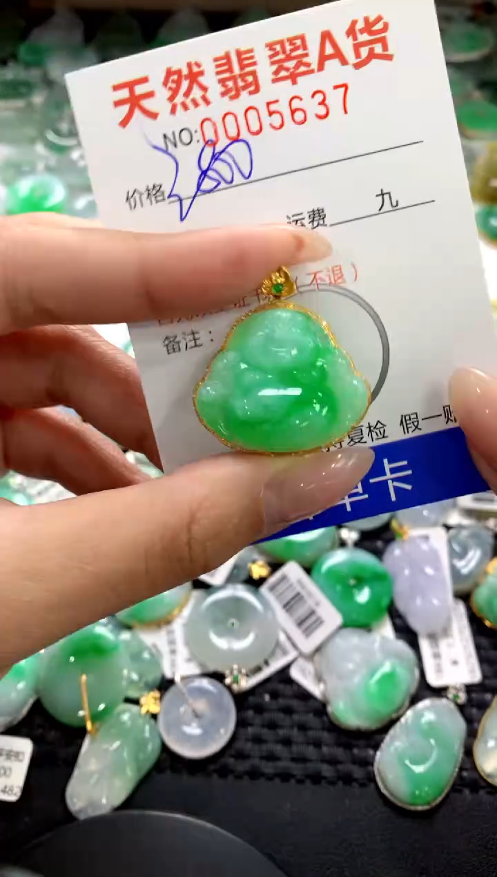 颈饰18K金镶嵌翡翠1111111111111111