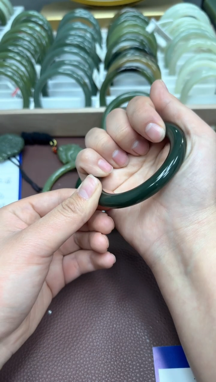 【闪购商品】和田玉手镯未镶嵌天然和田玉有天然结构