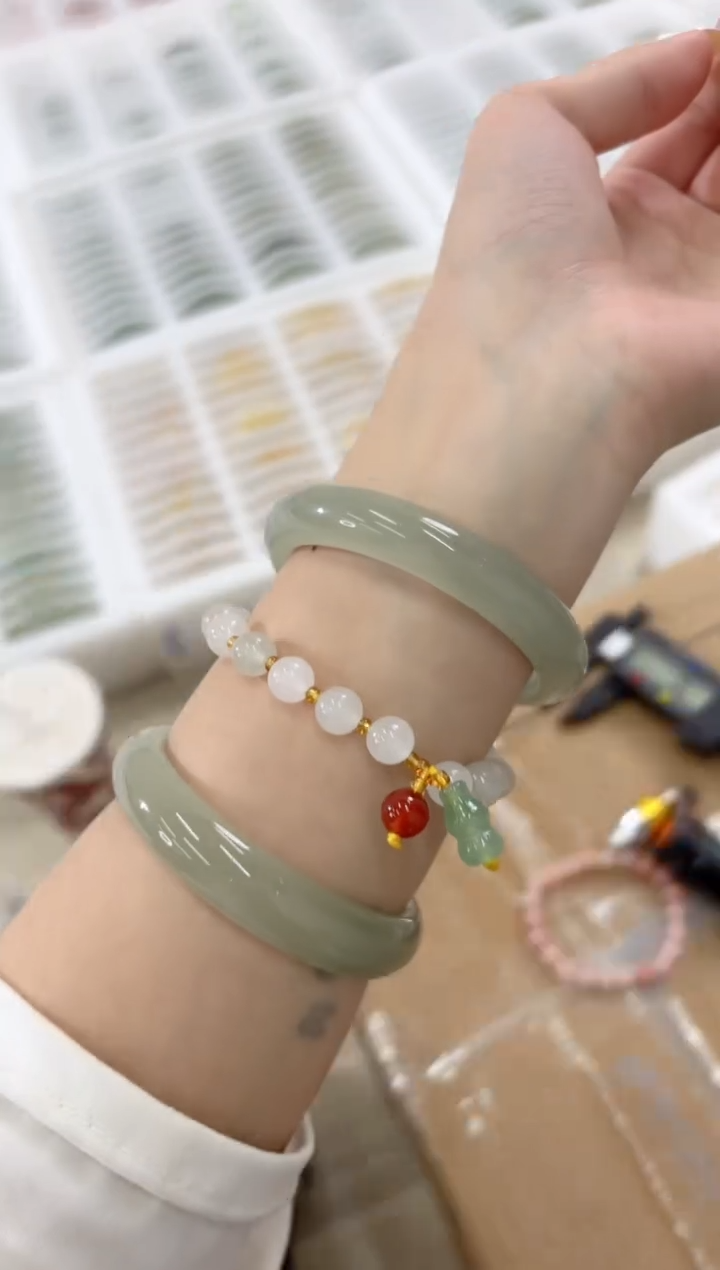 未镶嵌手镯石英质玉37-54D