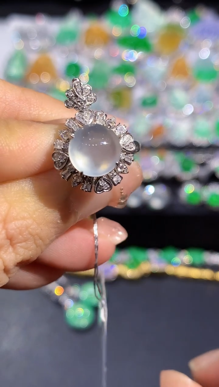 18K金镶嵌戒指翡翠神**弟多样性发其一