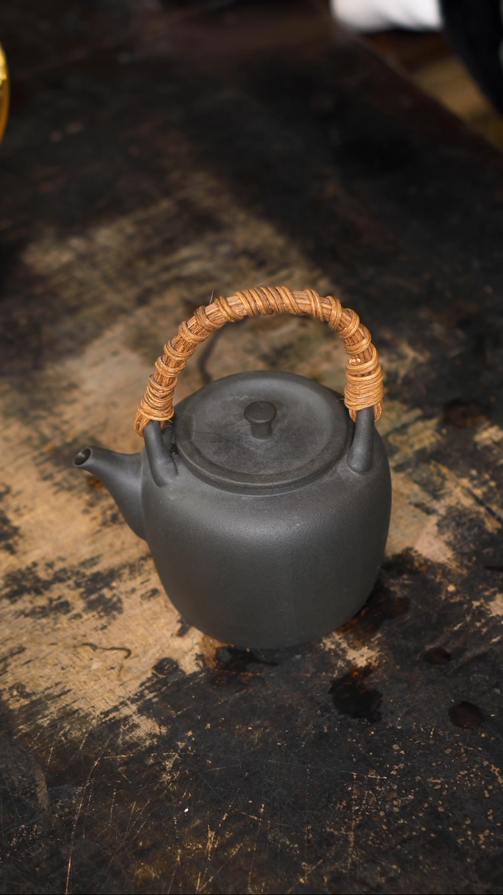 【闪购商品】精美的600毫升火山石壶