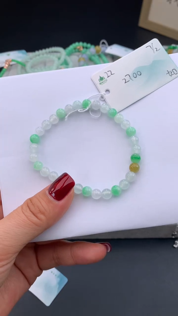 【闪购商品】翡翠手链未镶嵌 #情人节#送礼，下单联系客服核对地址~