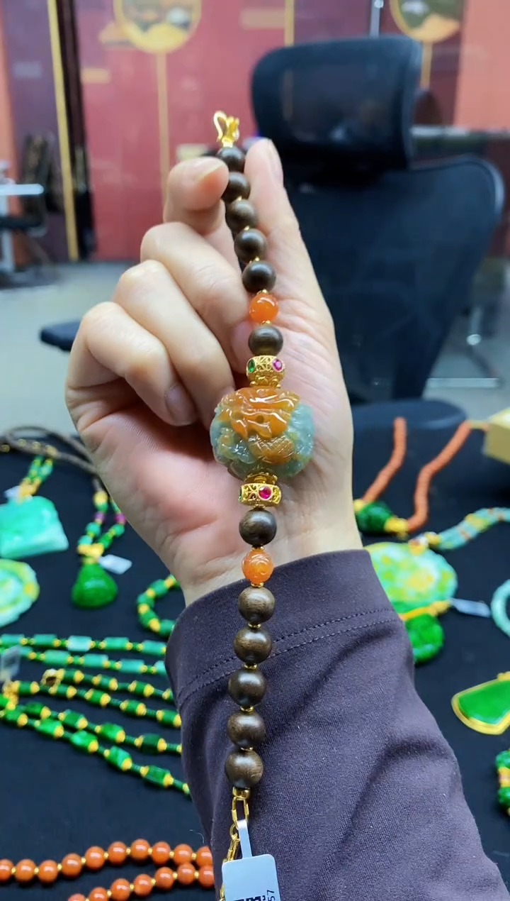 颈饰未镶嵌翡翠手串
