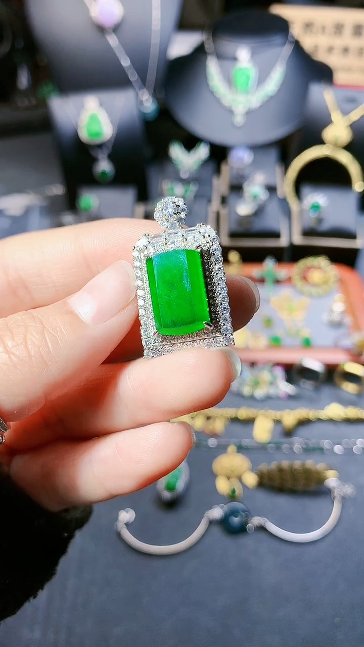 【闪购商品】翡翠吊坠(赠链)银S925镶嵌吊坠