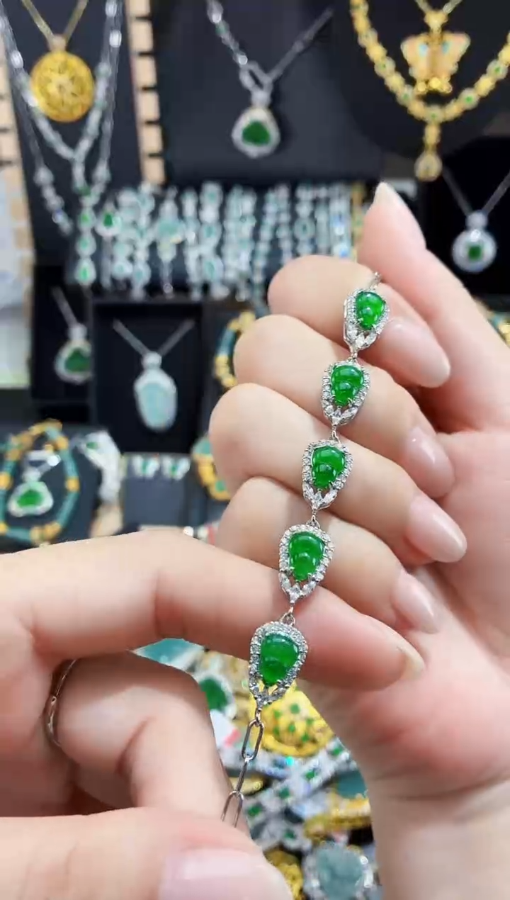 翡翠未镶嵌吊坠(赠链)天然翡翠a货 多样性发其一