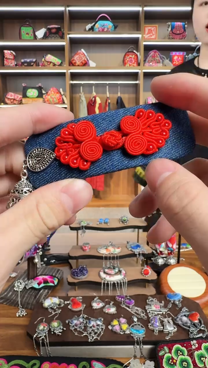 【闪购商品】织绣66蒙阿苏苗绣传承