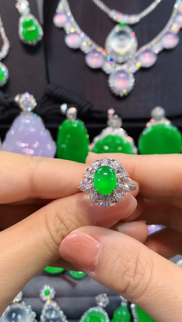 18K金镶嵌戒指翡翠戒指