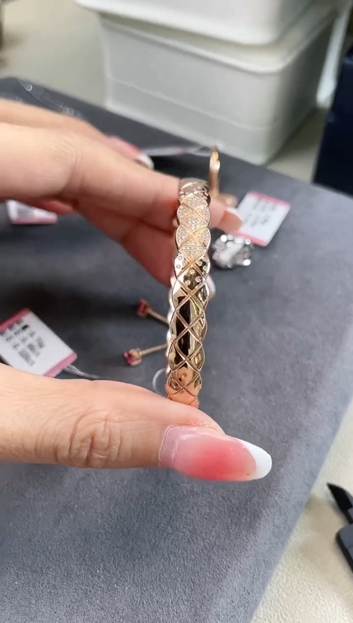 18K金镶嵌钻石手镯 K玫