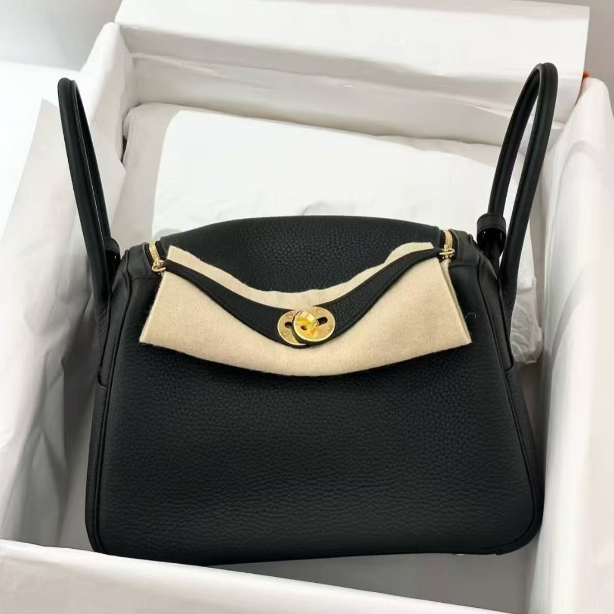 未使用 Hermes/爱马仕 蔚蓝/黑金 Togo皮 Lindy26 单肩包 K刻