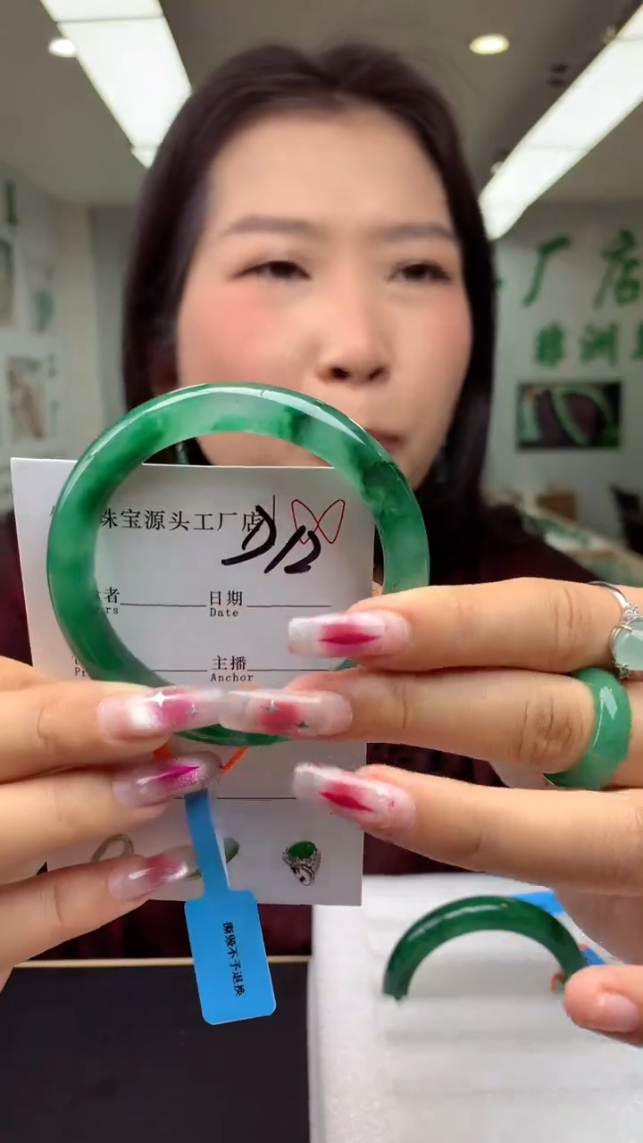 【闪购商品】石英质玉手镯未镶嵌56+