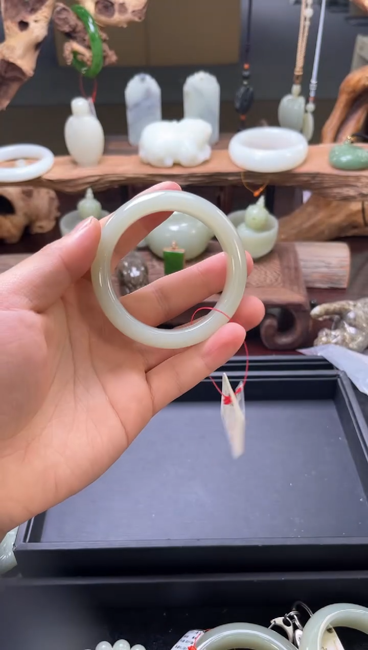 【闪购商品】和田玉手镯未镶嵌且末青白 54+圈