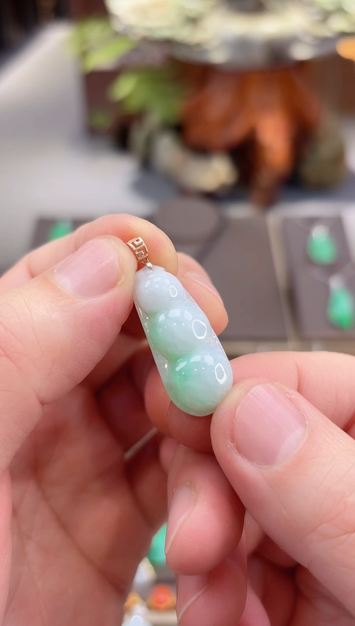 【闪购商品】翡翠吊坠(赠链)18K金镶嵌豆子吊坠