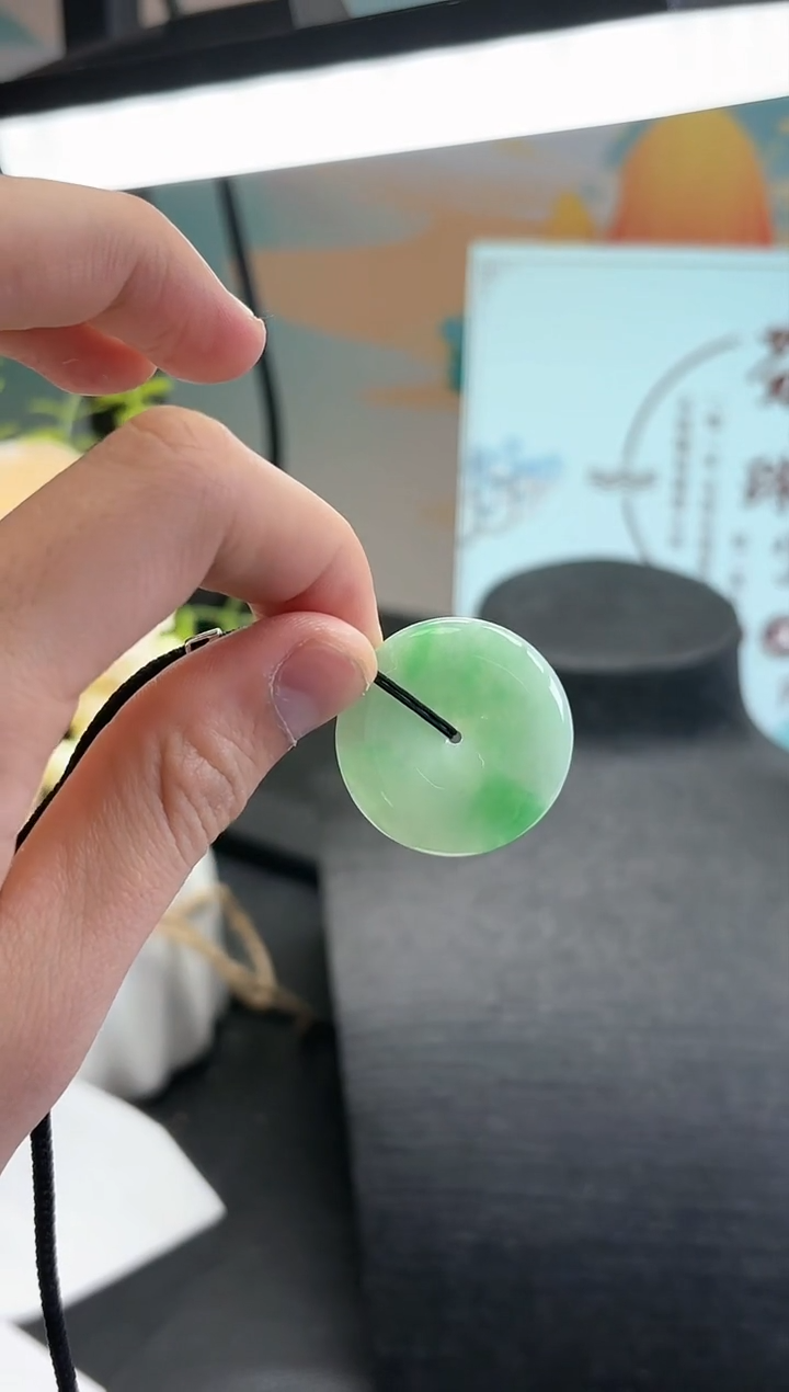 【闪购商品】翡翠颈饰未镶嵌飘绿平安扣