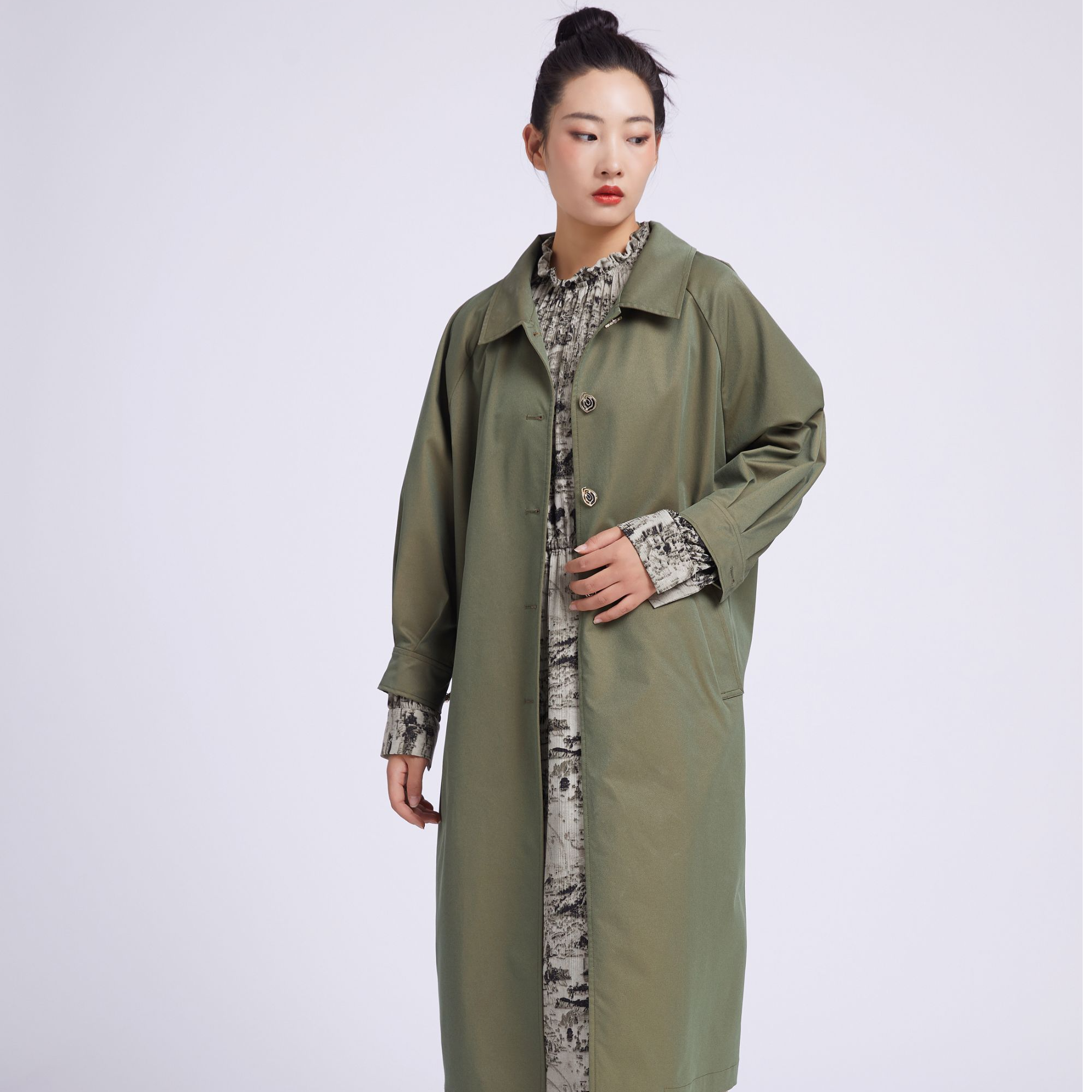 布伊轨道绿色简约长款外套W2707C