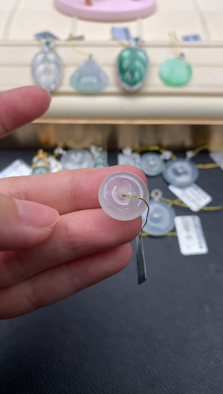 翡翠未镶嵌颈饰W682        