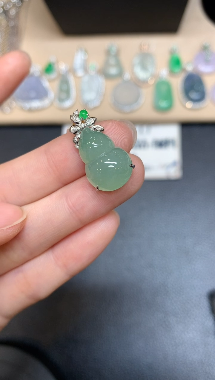 【闪购商品】翡翠颈饰18K金镶嵌葫芦【无服务费